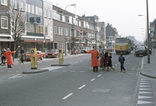 117521 Afbeelding van verkeersbrigadiers bij de oversteekplaats voor voetgangers in de Amsterdamsestraatweg te Utrecht, ...